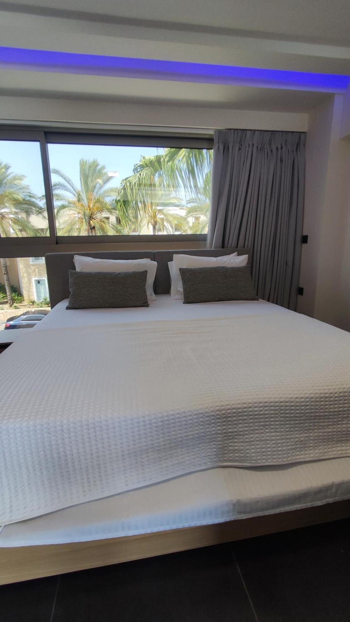 Summertime Signature Suites Agia Marina Dış mekan fotoğraf